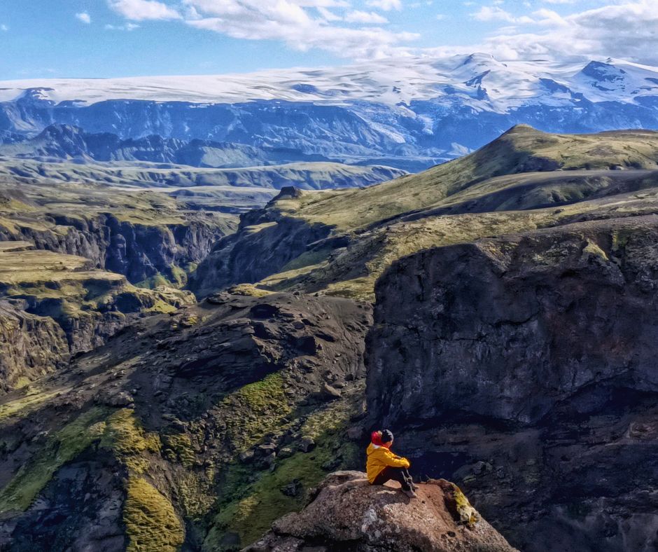 alt" Mulher admira a beleza do percurso de trilho de Laugavegur"
