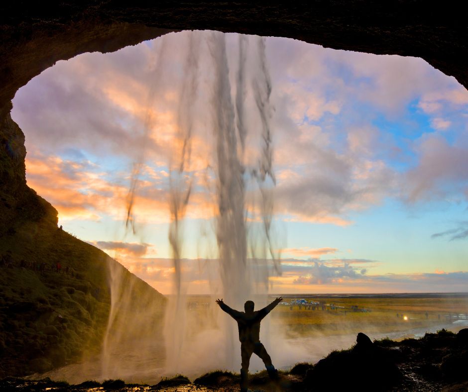 alt"  Homem dentro da cascata na Islândia"