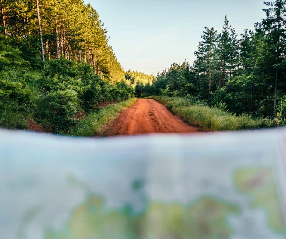 Viajante a explorar trilho em viagem self guided com mapa na mão