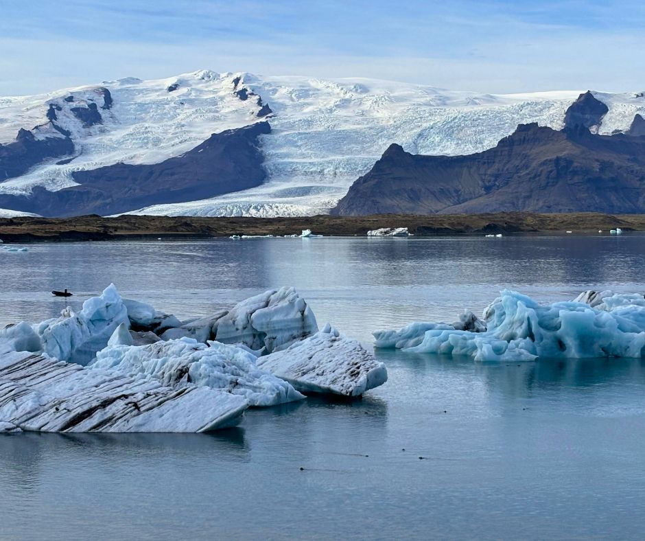 alt" Parque Nacional de Skaftafell - Vatnajokull, na lagoa do glaciar, as focas brincam entre os pedaços de gelo que flutuam"