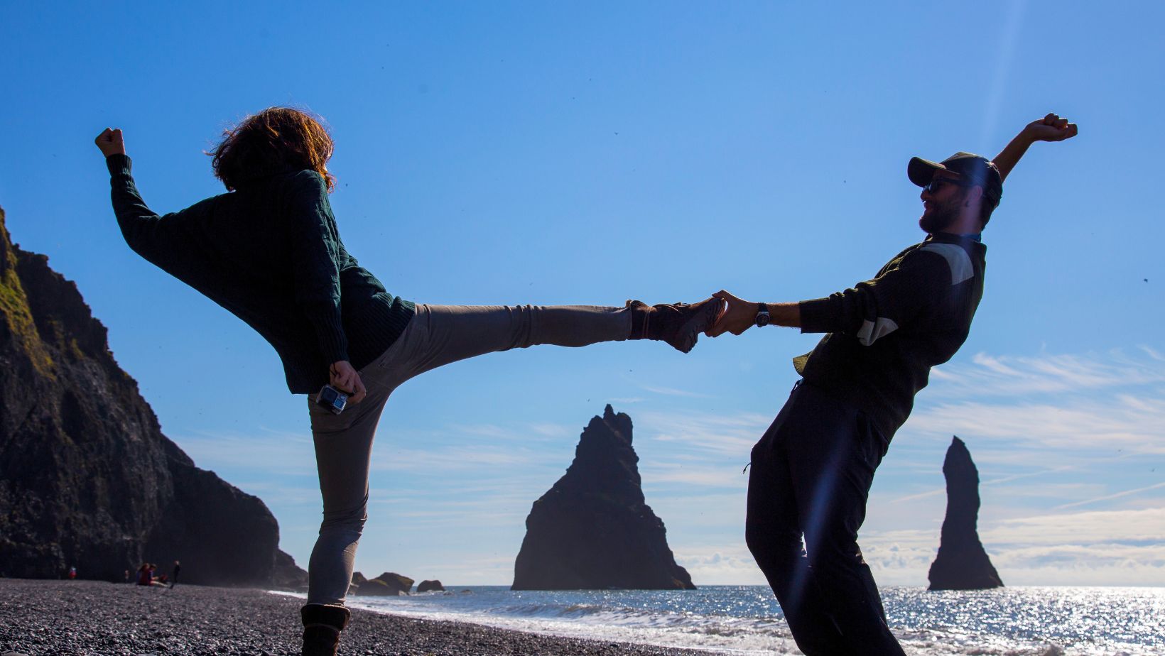 alt " Os trolls da Islândia, nas praias de areia negra"