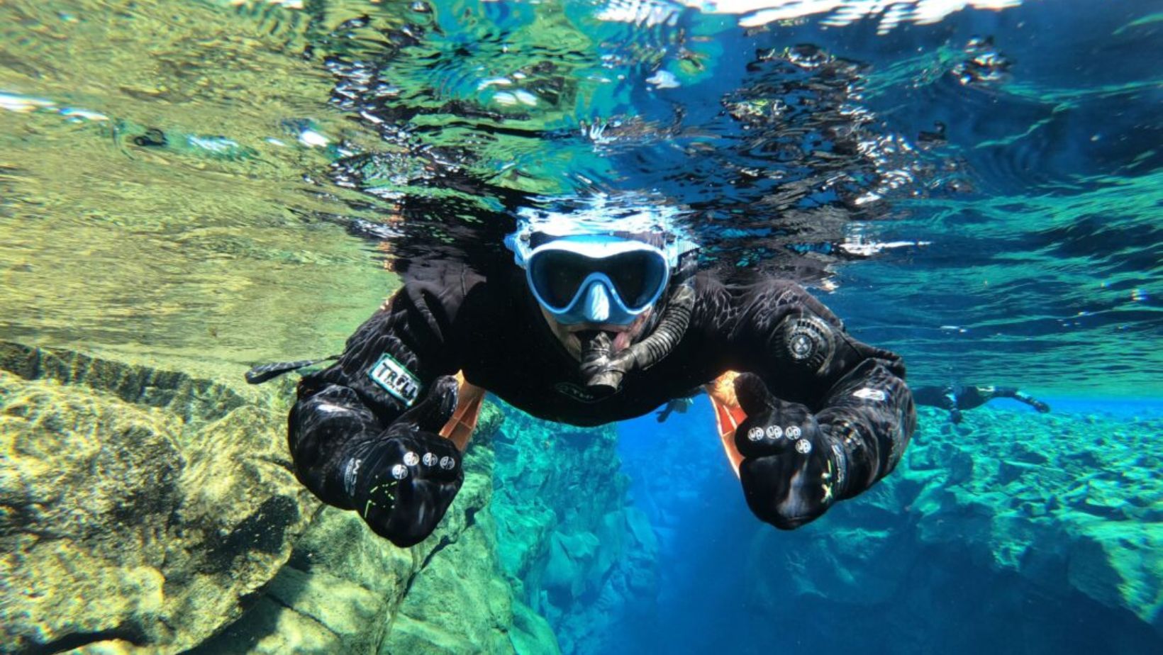 alt" Fazer snorkling na Silfra, Islândia, entre duas placas tectónicas"