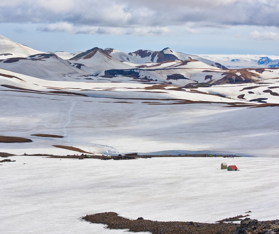 alt" Grupo de caminhantes caminham na neve na priemira etapa do precurso de laugavegur "