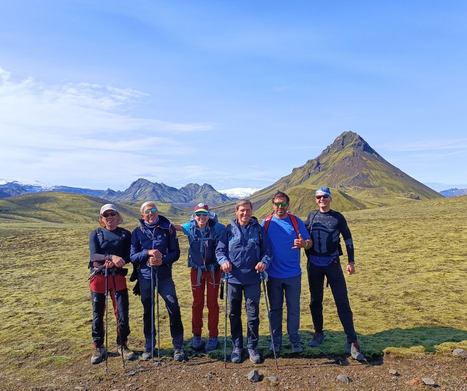 alt" Grupo de trekking caminha nas mais belas paisagens da Islândia"