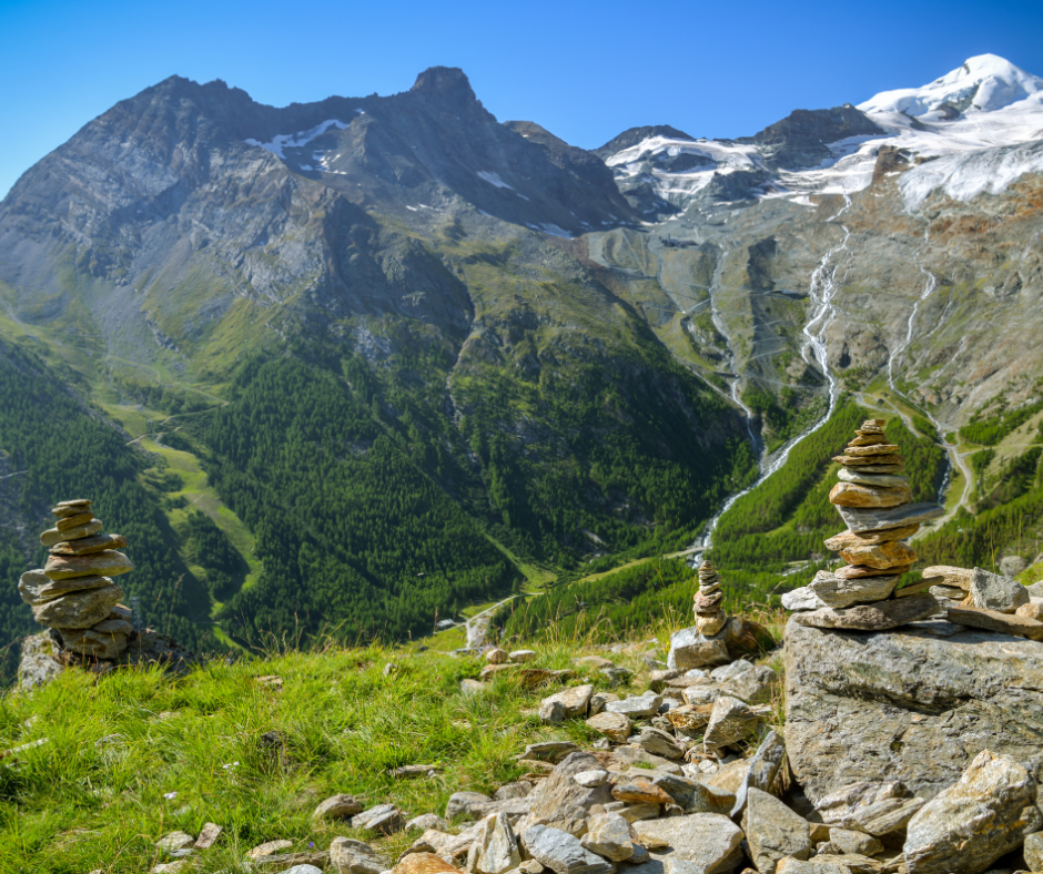 Mariolas indicando o trilho na montanha