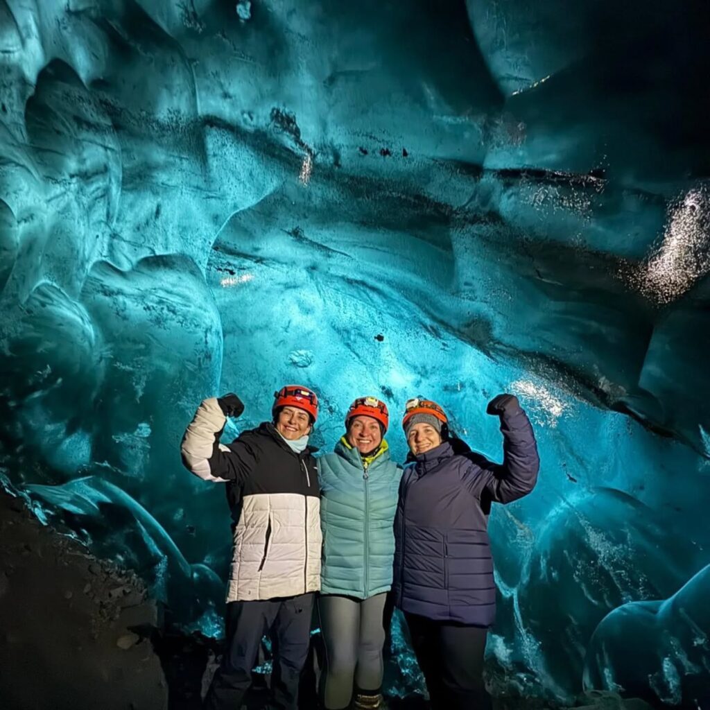 três mulheres numa gruta de gelo na Islândia