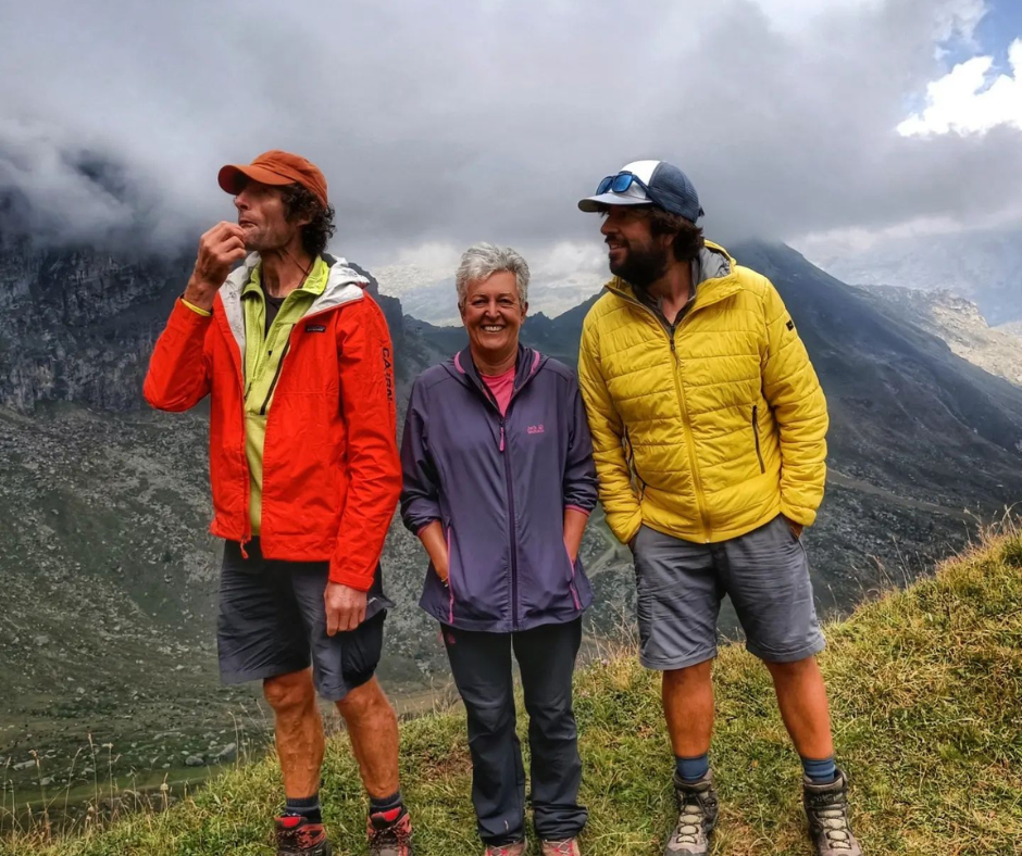 
um grupo de pessoas no cimo de uma montanha