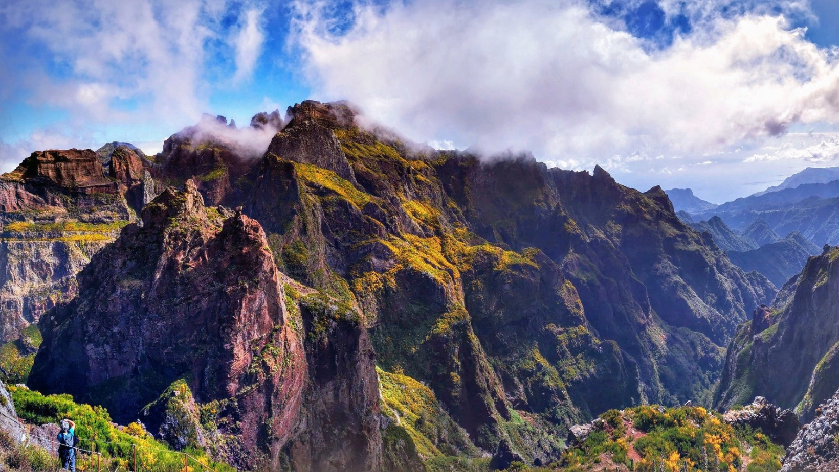 " Travessia entre o Pico do Arieiro e Pico Ruivo na Madeira"
